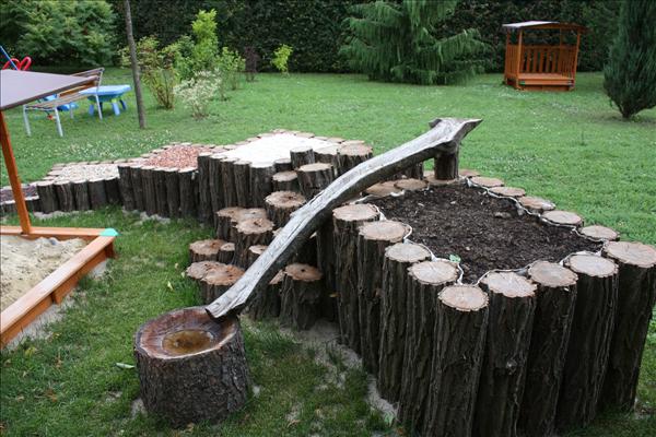 Ein Kinderspielplatz mit Treppenstufen, Wasserrinne und Pflanzbeet