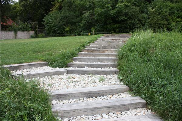 Die Stiege hat im oberen Teil eine Gabelung.