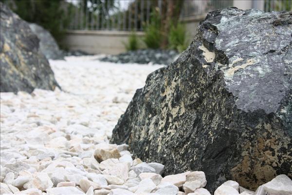 Ein typisch japanischer Garten:  Symbolische Darstellung des Meeres mit einzelnen Inseln